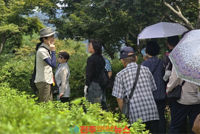 국립공원공단 지리산국립공원경남사무소가 장애인과 고령자를 대상으로 자연 속에서 오감을 깨우는 생태체험 프로그램을 운영한다.