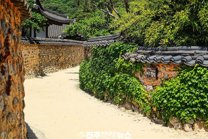 “길은 잃어도 사람은 잃지 마라”... 산청 남사예담촌이 전하는 공동체의...