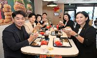 진주시의회, “‘진주 고추 크림치즈 버거’ 맛있네요!”